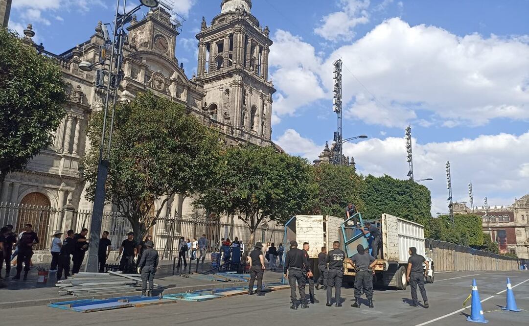 Trabajadores de la SSC colocan vallas en Catedral Metropolitana por marcha feminista a favor del aborto. Foto: Pedro Villa y Caña/ EL UNIVERSAL