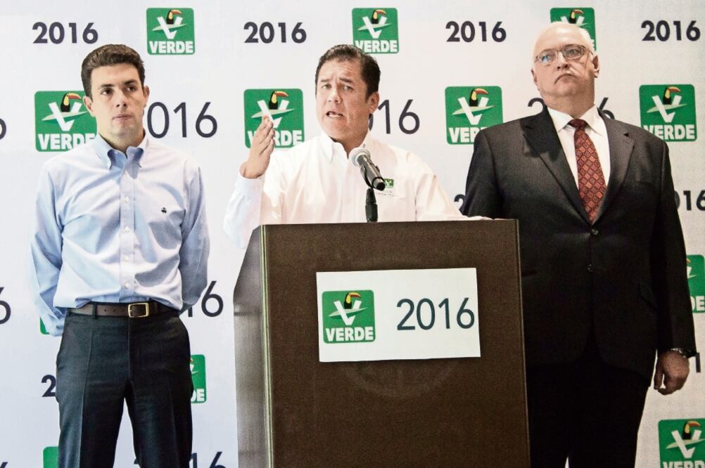Jesús Sesma, secretario de Comunicación Social del PVEM; Carlos Puente, vocero del partido, y Jorge Herrera, representante del Verde ante el INE (JENIFER NAVA. EL UNIVERSAL)