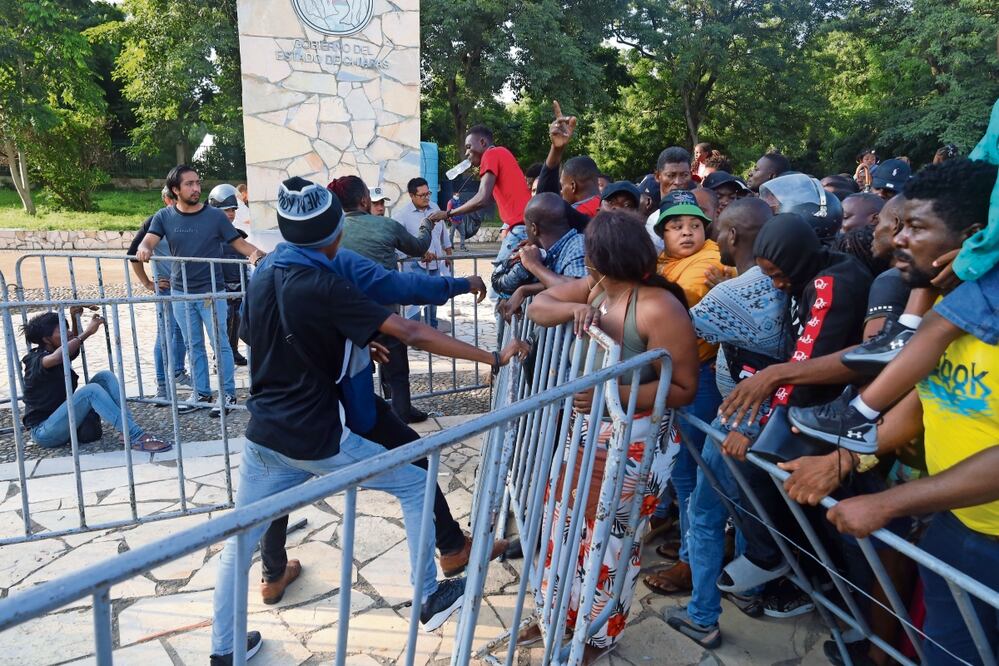 La avalancha, provocada por los propios migrantes, amenazaba con pasar encima de mujeres, niños y hombres que cayeron al piso, para tratar de ser los primeros en ser atendidos por el personal de la Comar. Foto: María de Jesús Peters / El Universal