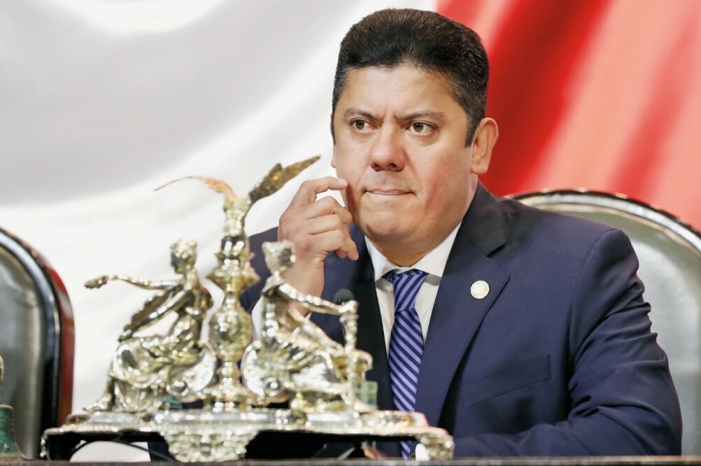 El presidente de la Comisión Permanente, Javier Bolaños (PAN), leyó el acuerdo en el que se rechazan las amenazas de Trump a México (LUCÍA GODÍNEZ. EL UNIVERSAL)