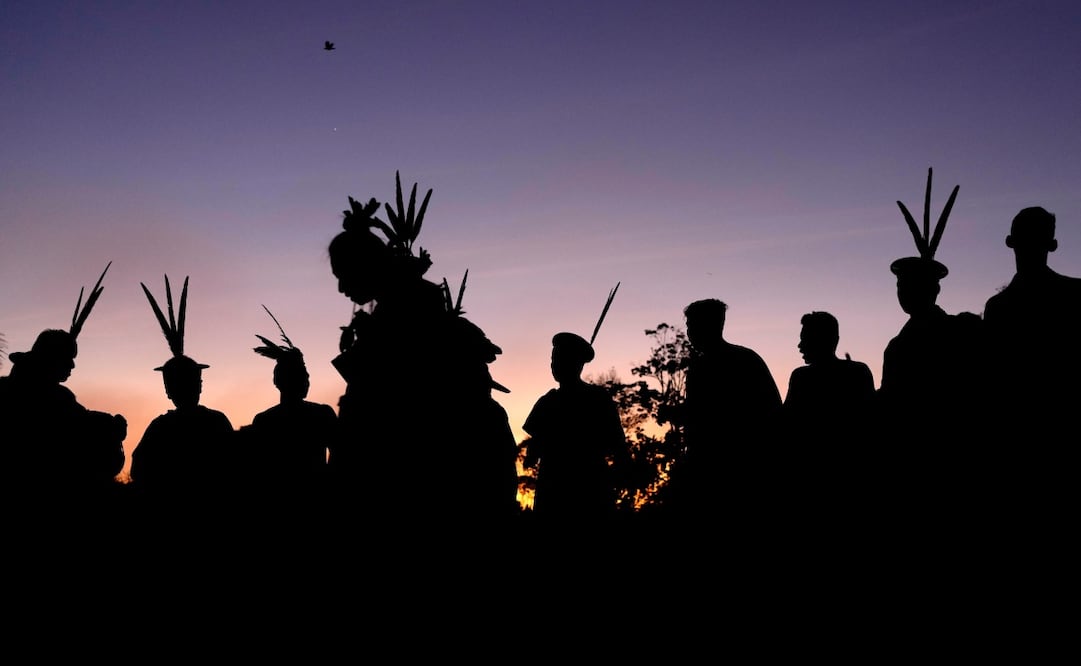 Indígenas ashaninka de Brasil y Perú bailan y cantan al amanecer durante la celebración anual para reconocer el territorio ashaninka. Foto: AP