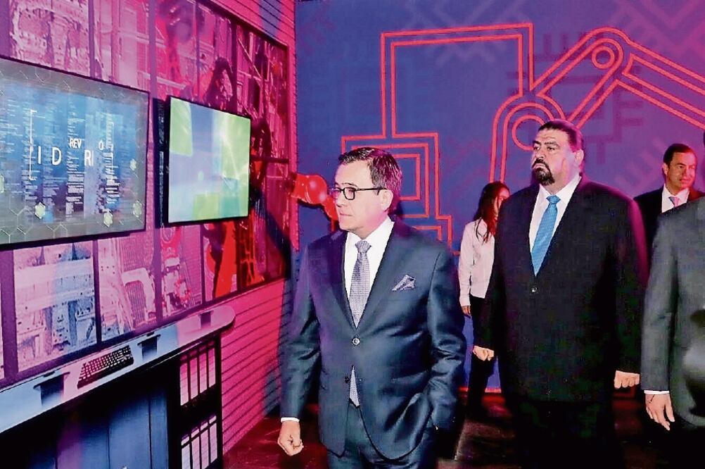 Ildefonso Guajardo, secretario de Economía, acompañado, entre otros, por Eduardo Solís, presidente de la AMIA, durante su participación en la inauguración del evento Industria 4.0: Retos para México. (CORTESÍA)