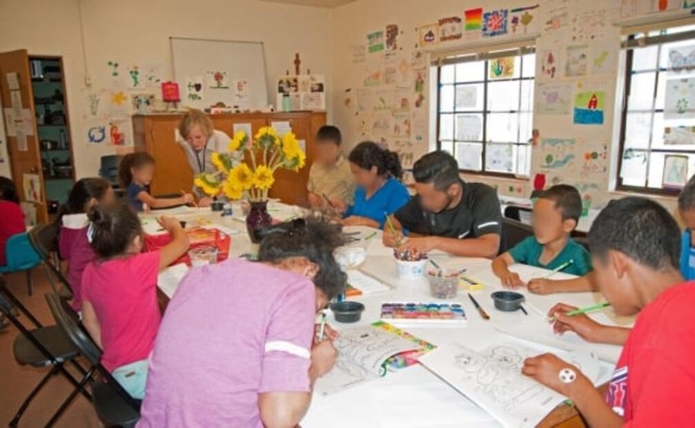 Miedo y esperanza: los dibujos de niños migrantes detenidos en EU