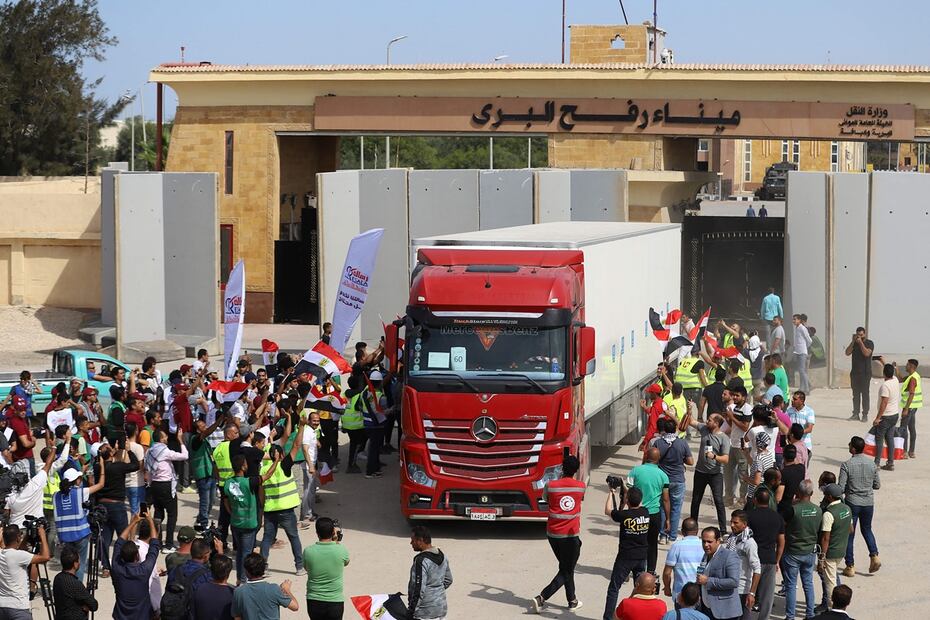 Los trabajadores humanitarios egipcios celebran mientras un camión cruza de regreso a Egipto a través del cruce fronterizo de Rafah con la Franja de Gaza. Foto: AFP