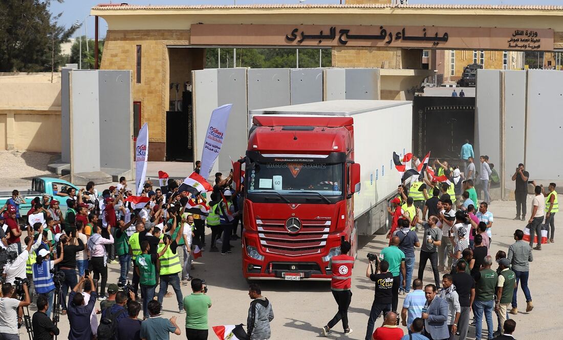 Los trabajadores humanitarios egipcios celebran mientras un camión cruza de regreso a Egipto a través del cruce fronterizo de Rafah con la Franja de Gaza. Foto: AFP