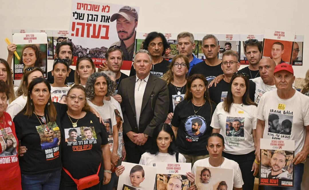 Steve Witkoff, el enviado de Estados Unidos para Medio Oriente, con familias de los rehenes de Hamas en Gaza. Foto: EFE.
