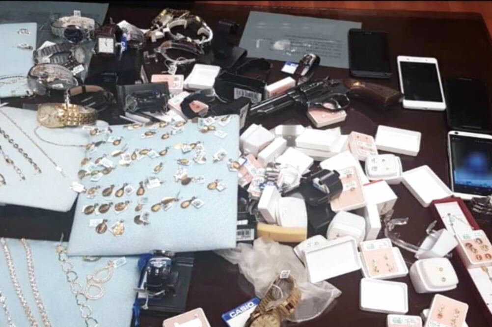 El robo. Una banda de cinco asaltantes robaron una joyería en Calzada del Hueso en la colonia Los Robles