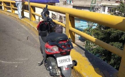 Video: mujeres chocan en moto y caen de puente en Neza