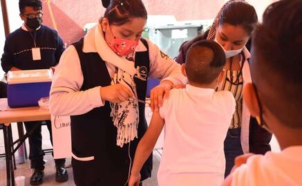 "Sentí un pellizco": avanza vacunación de menores contra Covid-19 en la CDMX