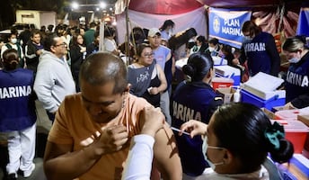 FOTOS: Vacunan contra el sarampión en Iztapalapa; instalan módulos nocturnos en central de abasto