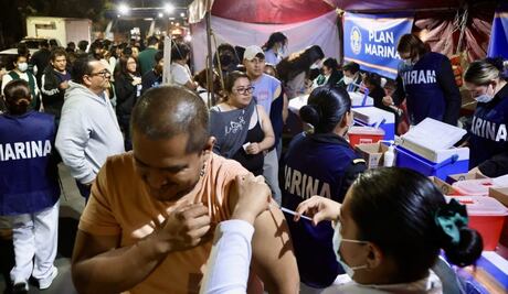 FOTOS: Vacunan contra el sarampión durante las madrugadas en la Central de Abasto de la CDMX, en Iztapalapa