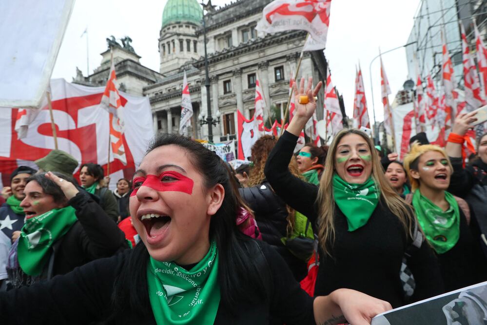 Mujeres a favor del aborto legal se manifiestan a las afueras del Congreso en Buenos Aires (Foto: Reuters)