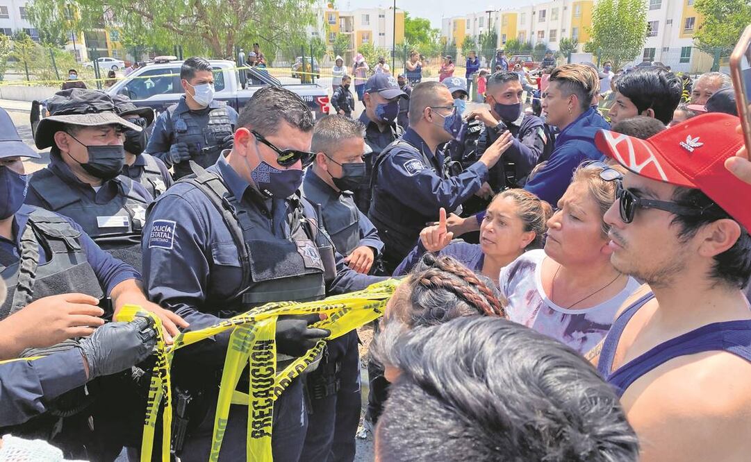 Unos 200 vecinos del fraccionamiento Paseos del Marqués recla-maron a las autoridades no haber hecho lo suficiente por Vicky. Foto: Demian Chávez/EL UNIVERSAL