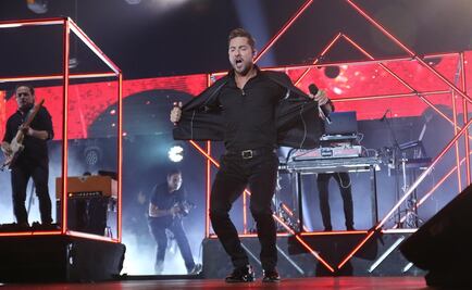 David Bisbal honra a México en concierto