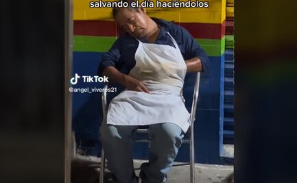 Vendedor de hotdogs se queda dormido y jóvenes despachan carrito