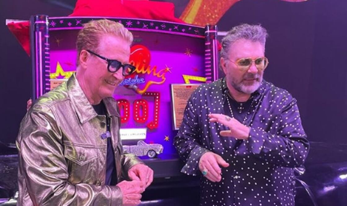 Emmanuel y Mijares develan la placa de las primeras 100 representaciones de "Vaselina".
Foto: Instagram