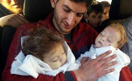 Hombre sirio despide a sus gemelos por ataque químico