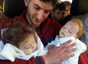 Hombre sirio despide a sus gemelos por ataque químico