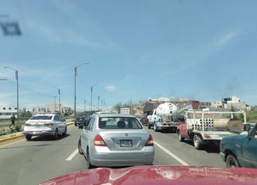 Familiares de reos del penal San Miguel bloquean periférico en Puebla; denuncian que convicto tiene el control del centro