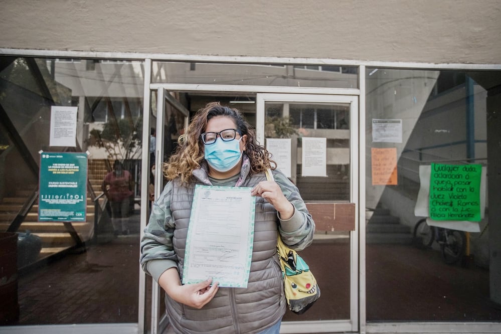Conseguir el acta de defunción se ha convertido en otro tormento para familiares de fallecidos por Covid-19. Es el caso de Elizabeth, quien deambuló por las diferentes sedes del registro civil para obtener el documento.Fotos: Germán Espinosa. El Universal