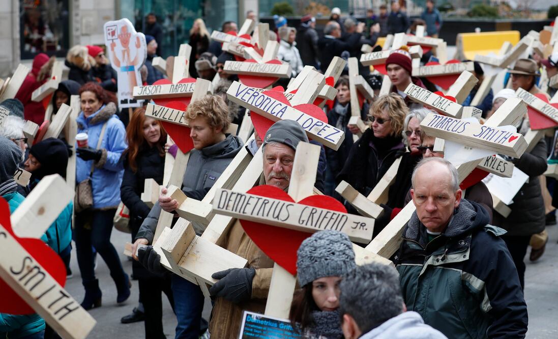 Cientos de personas cargaron cruces que representaron a personas asesinadas en Chicago este año durante una marcha en silencio el sábado por la Avenida Michigan (Foto: EFE)