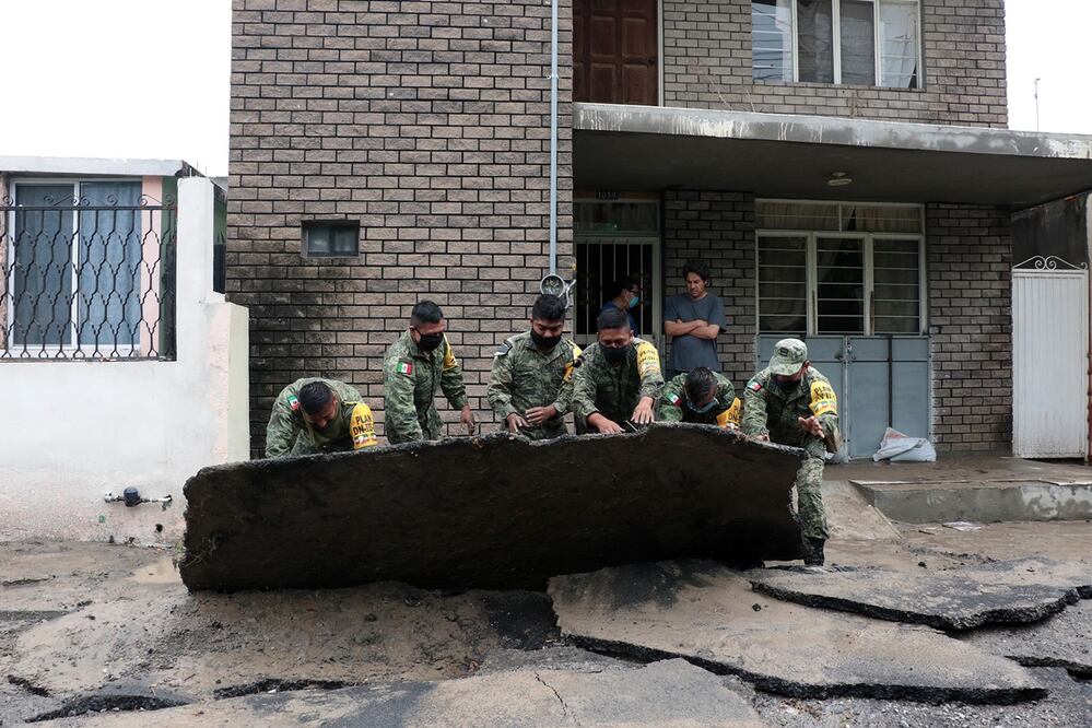 Elementos de las Fuerzas Armadas en aplicación del Plan DNIII por los daños ocasionados en el estado por el paso de Hanna. Foto: EMILIO VASQUEZ/ EL UNIVERSAL