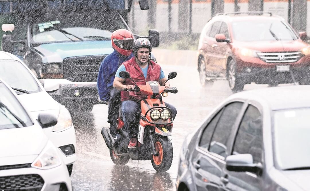 Exhortó a la población a retirar la basura del interior y exterior de las coladeras o no cruzar calles o avenidas con corrientes y bajadas de agua. Fotografía: Especial