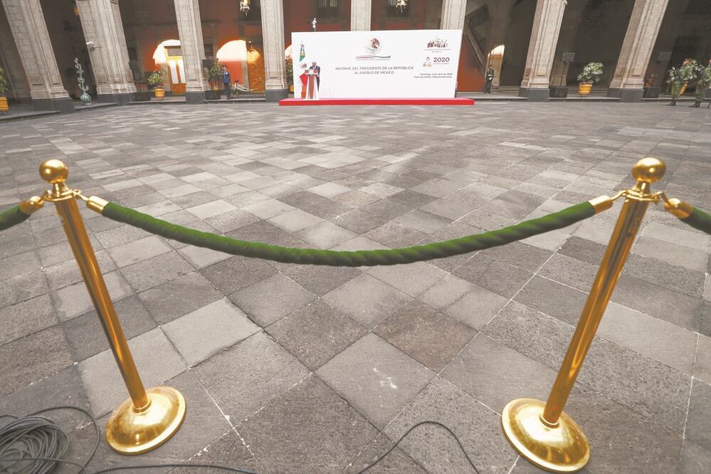 El Jefe de Estado rindió el informe en el patio de Honor de Palacio Nacional, que lució vació por las medidas ante la emergencia sanitaria por el coronavirus. Dijo que su proyecto de recuperación es a favor de los más pobres. Foto: FOTOS: DIEGO SIMÓN