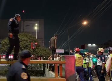 Joven amenaza con lanzarse desde desnivel en la GAM; policía lo rescata