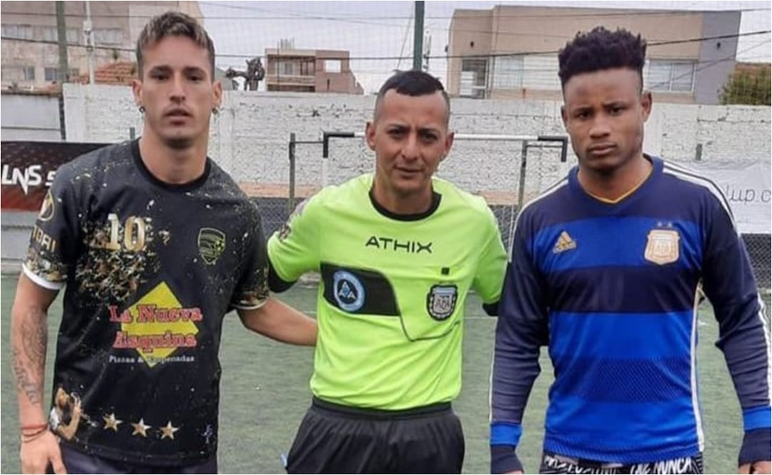 El jugador de playera negra agredió momentos después al silbante. FOTO: Twitter