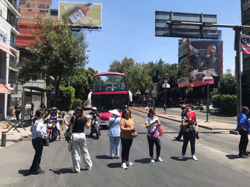 Desde las 11 am de este martes 9 de abril, habitantes de la alcaldía Benito Juárez bloquearon los dos sentidos de la avenida Insurgentes Sur, a la altura de Xola, para exigir solución a la problemática del agua con olor a combustible. (FOTO: J.C. Williams)