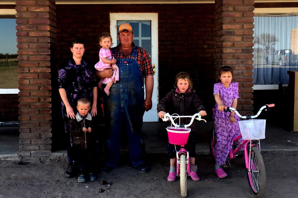 Los menonitas compraron 9 mil 400 hectáreas de terreno en El Tupá, Argentina, para instalar su colonia. Desde que llegaron a esas tierras, dicen funcionarios de aquel país, iniciaron la producción de quesos (JAVIER SINAY)