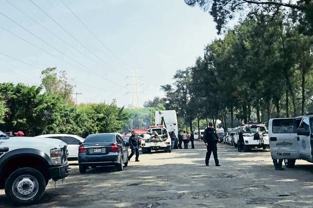 En la calle Baden Powell y la avenida Lomas Verdes, policías de Naucalpan operan un corralón, donde lo mismo llegan grúas oficiales que privadas (REBECA JIMÉNEZ. EL UNIVERSAL)
