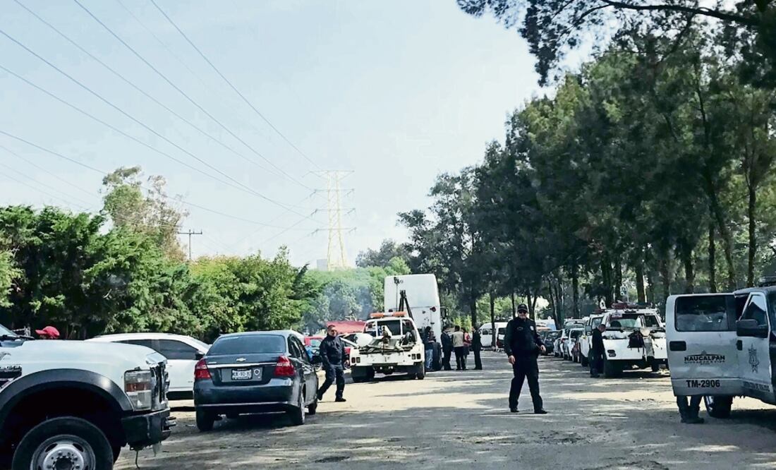 En la calle Baden Powell y la avenida Lomas Verdes, policías de Naucalpan operan un corralón, donde lo mismo llegan grúas oficiales que privadas (REBECA JIMÉNEZ. EL UNIVERSAL)