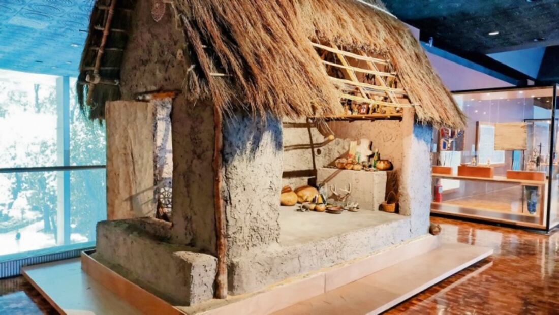 Arriba, una pieza sin cédula. Abajo, en la sala “Fiesta s” hay una cabaña con diversos elementos pero sin información que indique su procedencia, comunidad que representa, cosmovisión, autor ni año de elaboración. Fotos: Cristopher Cabello | El Universal