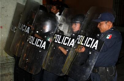 Maestros lanzan huevos a Palacio de Oaxaca