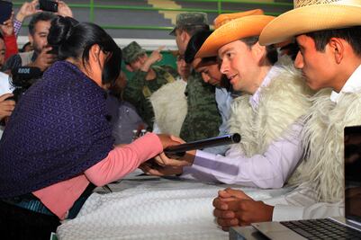 Chamulas canjean armas por computadoras y electrodomésticos