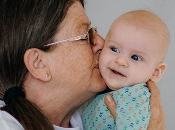 "No soy una guardería", abuela cobra 15 dólares por cuidar a su nieto