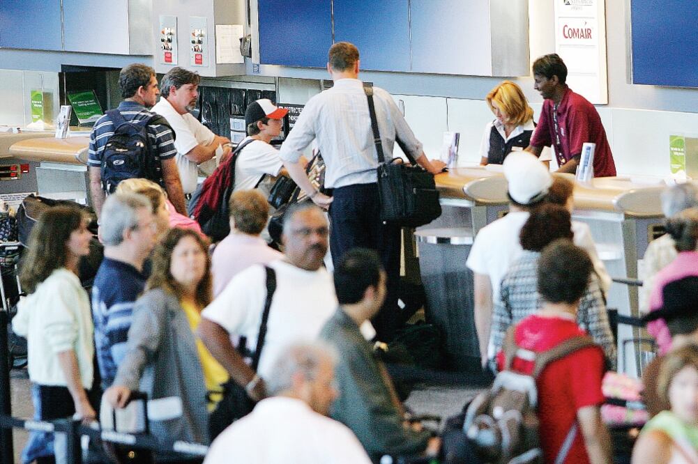 De acuerdo con estudios, se deben de evitar la compra de boletos los días feriados y en fin de año porque son fechas en las que los vuelos suben más de precio (ARCHIVO EL UNIVERSAL)