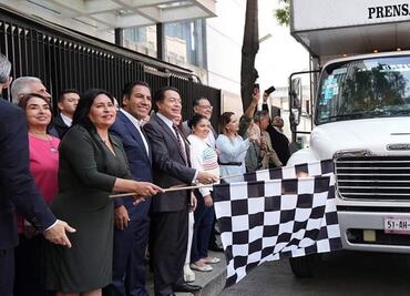 Foto de Mario Delgado con ayuda a damnificados desata debate en Senado