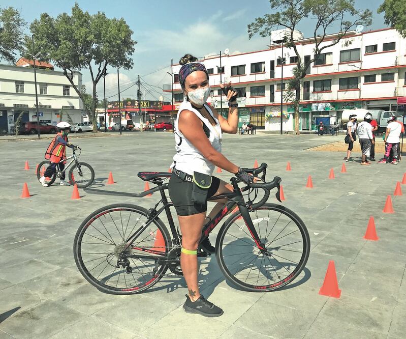Con 39 años, Paty se reconoce como “Godín”, pues todos los días documenta sus trayectos en bicicleta rumbo a su trabajo, por lo que muchos la conocen como la “Bicireportera”. Foto: REBECA JIMÉNEZ. EL UNIVERSAL