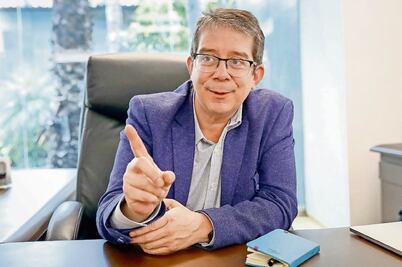 Jenaro Villamil pierde recursos públicos y contrata a un cercano de Genaro García Luna para remediarlo, según Latinus