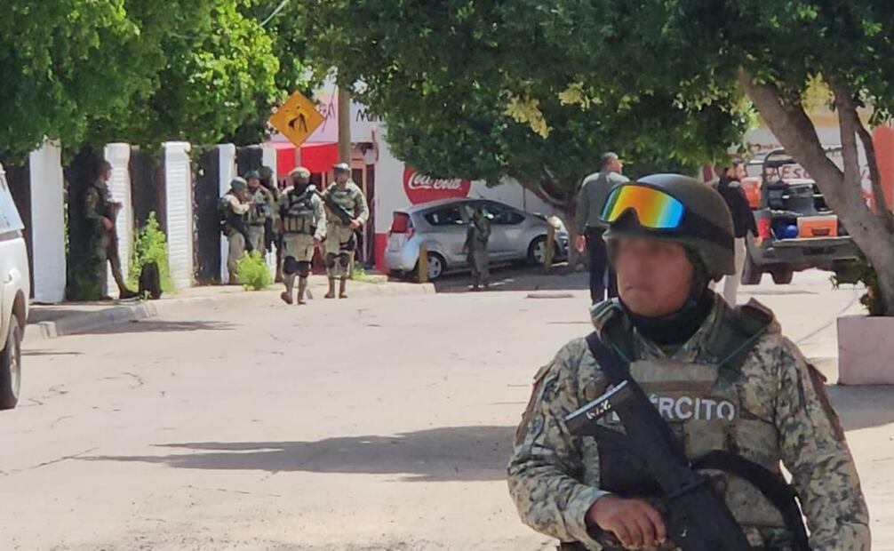 Elementos de seguridad resguardan la escuela donde se presentaron los hechos (08/09/2025). Foto: Especial