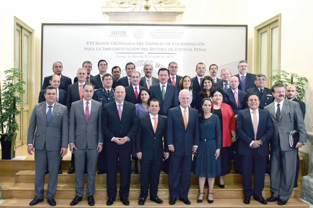 Miguel Ángel Osorio Chong, titular de la Segob, encabezó ayer la Décimo Sexta Sesión Ordinaria del Consejo de Coordinación para la Implementación del Sistema de Justicia Penal (ESPECIAL)