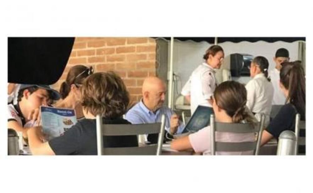 Captan a Salinas de Gortari comiendo mariscos en La Paz