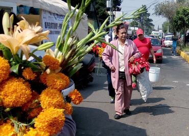 Con flores y mariachis, miles visitan el Panteón San Isidro