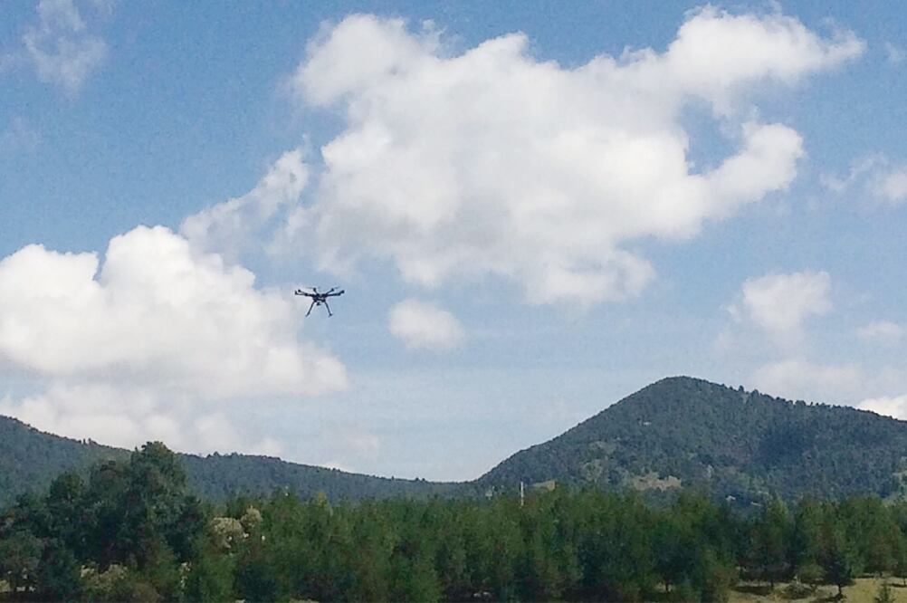 En las inmediaciones de San Felipe del Progreso, en el Estado de México, se pudo observar un dron que sobrevoló la zona del encuentro (FRANCISCO RESÉNDIZ. EL UNIVERSAL)