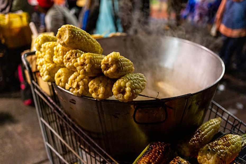 Los esquites, pan de elote y los elotes preparados, serán una de las comidas estrellas del Festival del Elote y el Maíz. Foto: Unsplash