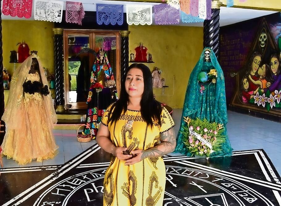 Un milagro hizo que Elizabeth Rodríguez construyera el templo más grande dedicado a la Santa Muerte en la cuenca del Papaloapan. Foto: Gil Lara/ El Universal