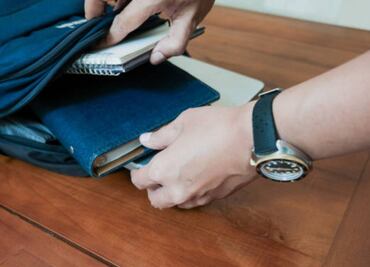 Estudiante apuñala a empleada de secundaria en Francia; ataque ocurrió durante revisión de mochilas